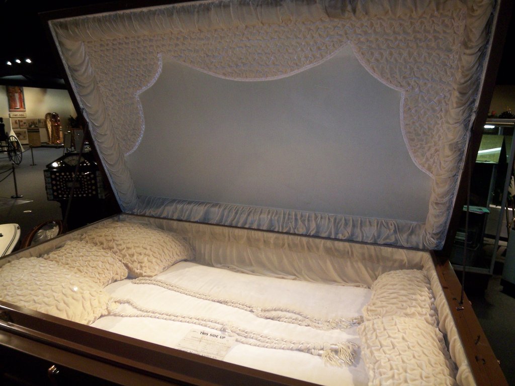 Что делать с постелью умершего. Двухместная кровать гроб.