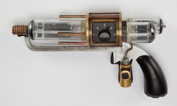 0_9-Tesla-gun-used-by-Warehouse-Agents-Myka-Bering-Pete-Lattimer-and-Artie-Nielson-in-Warehouse-13.jpg.jpeg