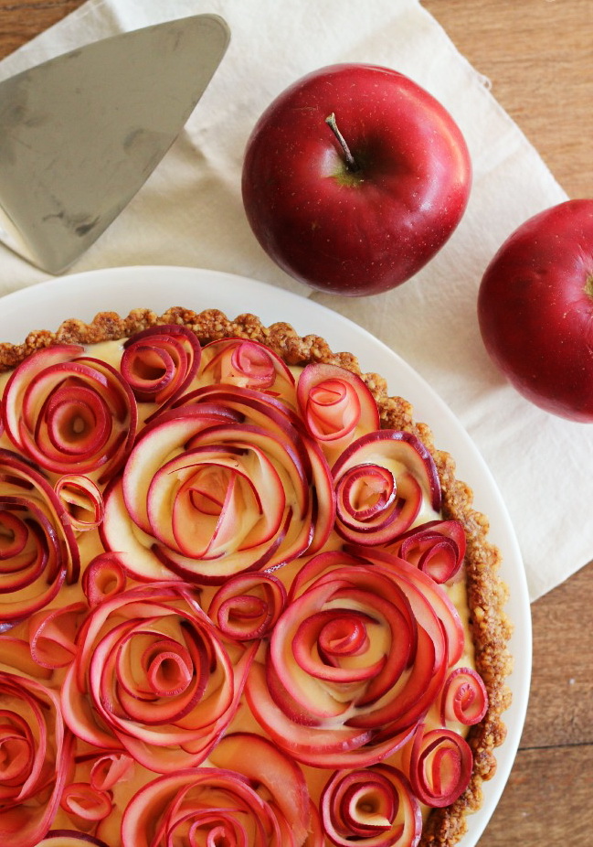 apple-pie-with-curly-rose-decor-best-easy-thanksgiving-dinner-dessert-recipe-ideas.jpg.jpeg