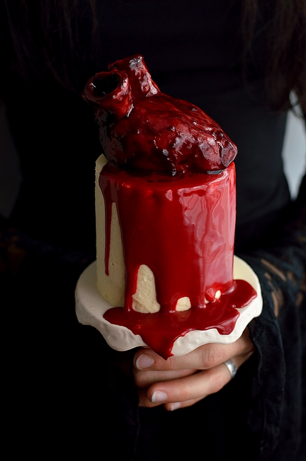 bloody-heart-mini-halloween-cakes.jpg.jpeg