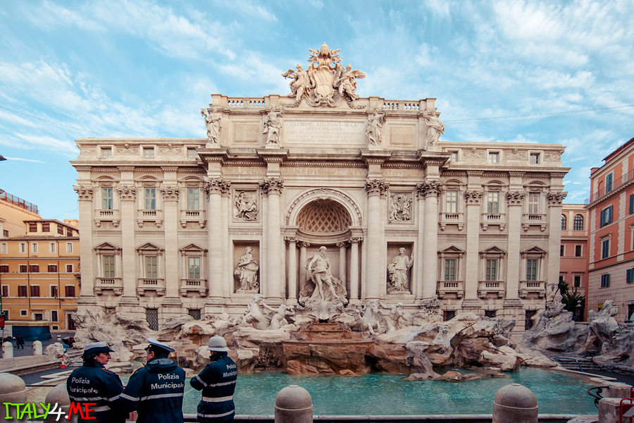 fontan-de-trevi-v-rime-i-polizeiskie-na-rassvete.jpg