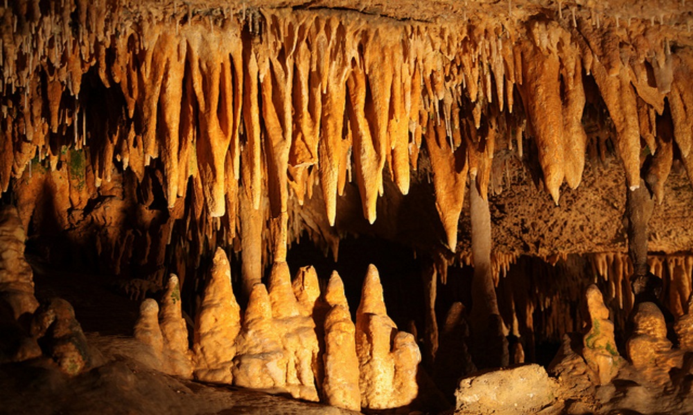 Stalaktityi-i-stalagmityi-v-peshhere.jpg.jpeg