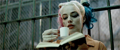 9play01-top-8-dieu-it-nguoi-biet-ve-nhan-vat-harley-quinn-cua-margot-robbie.gif