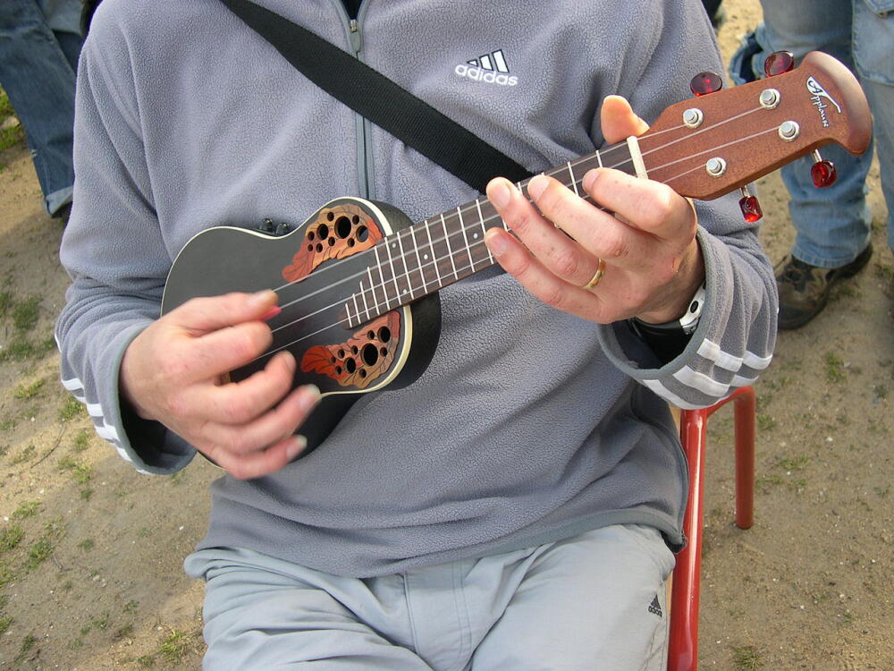 1280px-Ukulele-electro-acoustic.jpg.jpeg