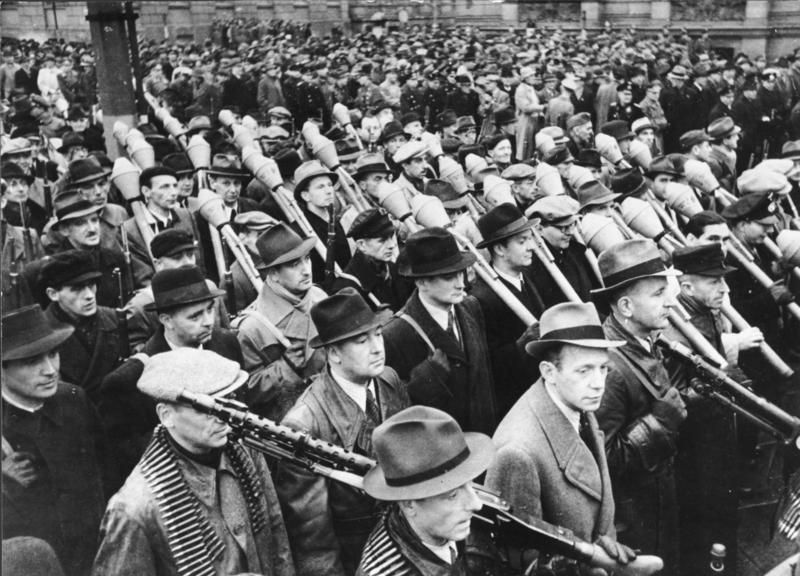 Bundesarchiv_Bild_146-1971-033-15%2C_Vorbeimarsch_des_Volkssturms_an_Goebbels%2C_Berlin.jpg.jpeg