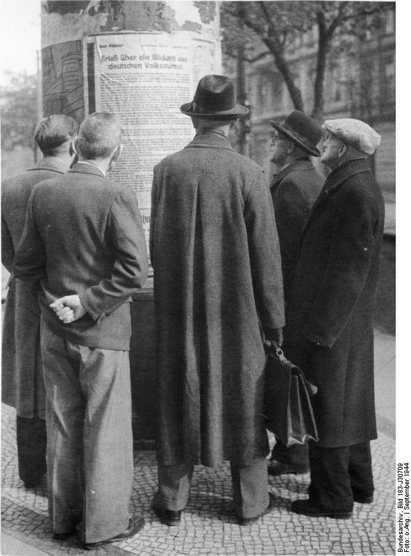 Bundesarchiv_Bild_183-J30709%2C_Berlin%2C_Erlass_%C3%BCber_Bildung_des_Volkssturms.jpg.jpeg