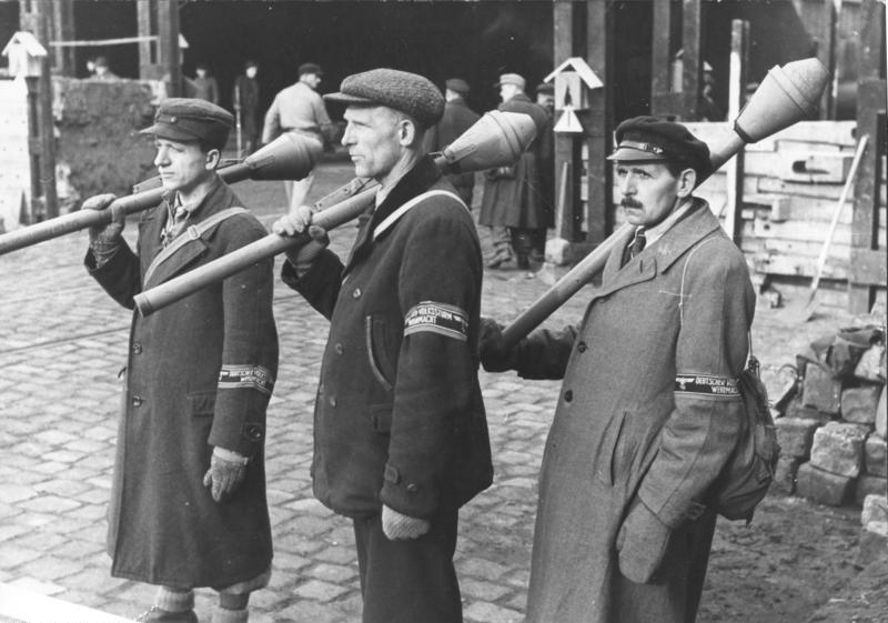 Bundesarchiv_Bild_183-J31320%2C_Berlin%2C_Posten_beim_Bau_einer_Stra%C3%9Fensperre.jpg.jpeg
