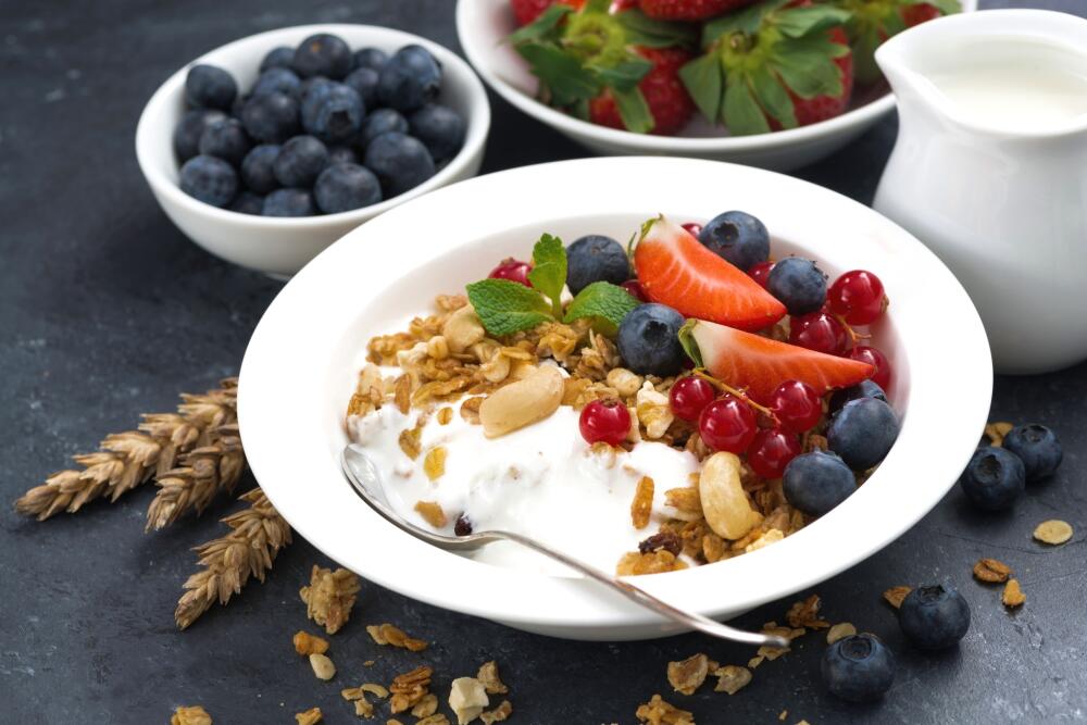 zavtrak-yogurt-myusli-yagody.jpg