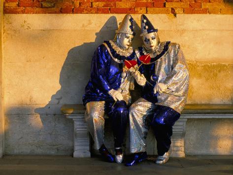 lee-frost-couple-dressed-in-masks-and-costumes-taking-part-in-venice-carnival-venice-veneto-italy.jpg.jpeg
