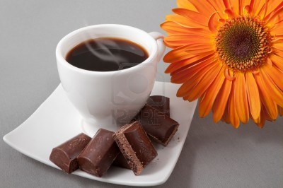 20137151523_13751224-caffe-nero-e-cioccolato-su-uno-sfondo-arancione-gerbera.jpg.jpeg