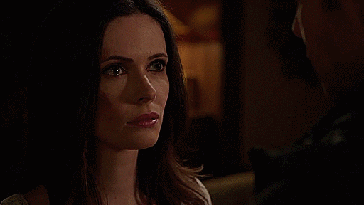 414-Nick_has_trouble_looking_at_Juliette_woged.gif