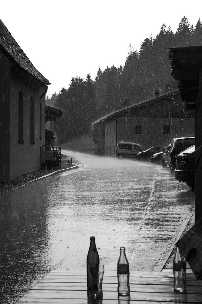 1200px-20140807_EhrenbergKlause_Regentropfen_DSC01408_BW_PtrQs.jpg.jpeg