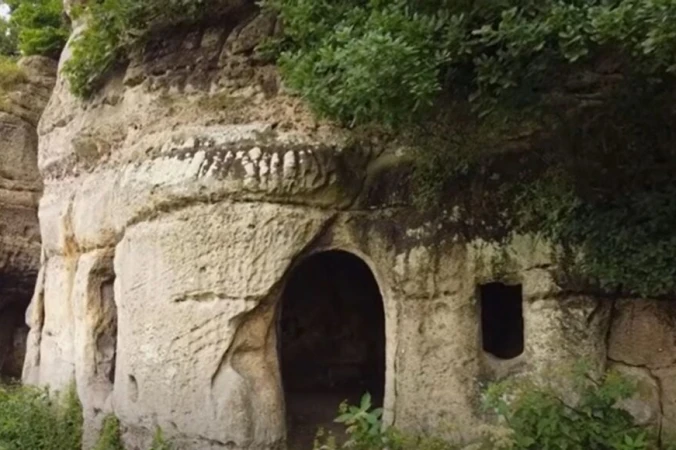 Anglo-Saxon-Cave-House-1200x580-1-676x450-1.jpg