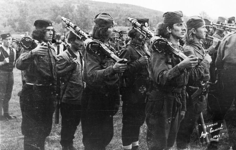 0356-mitraljesci-trece-zicke-letece-brigade-drugog-ravnogorskog.jpg.jpeg