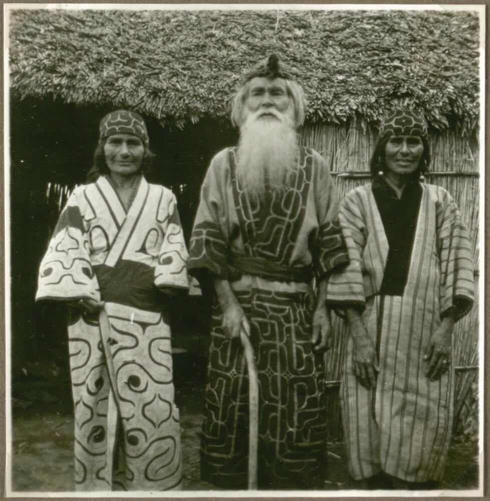 Aino_family_in_front_of_the_entrance_to_a_house%2C_Japan_%E2%80%93_Aino%2C_Hokkaido._%2810795475395%29.jpg.jpeg