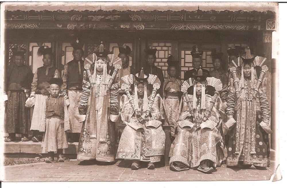 Ladies_at_court_Bogd_Khan._Mongolia%2C_1911-1924.jpg.jpeg